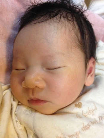 新生児の寝顔